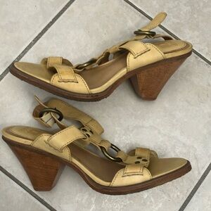 Frye Vintage Mandy T Strap Women's Sandals Size 9 Yellow Leather, brass, wood